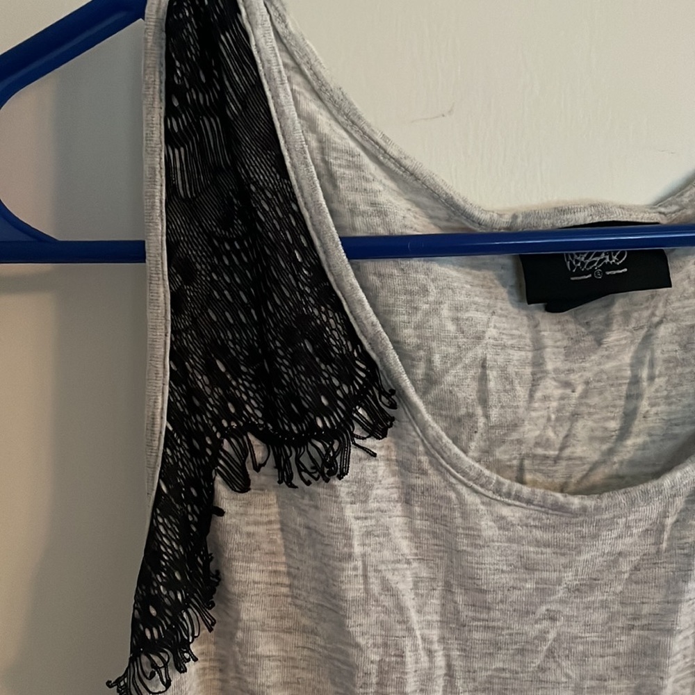 Cute simple gray tank with black details - Picture 2 of 3
